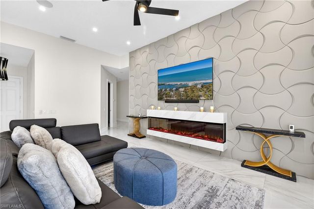 3956 Isla Ciudad CT, Naples, FL 34109