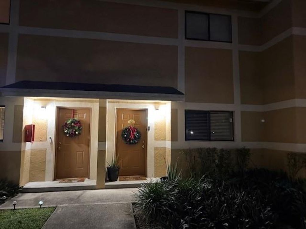 223 E Palm Cir E 223, Pembroke Pines, FL 33025