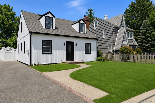 48 Flower Street, Hicksville, NY 11801