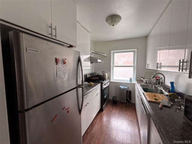 37 Spruce Street 2, Great Neck, NY 11021