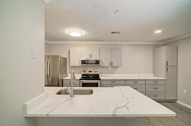 8932 MANOR LOOP 102, Bradenton, FL 34202