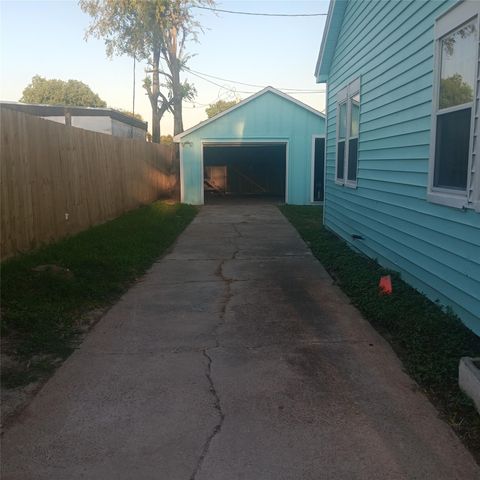 318 7th Street N, Texas City, TX 77590