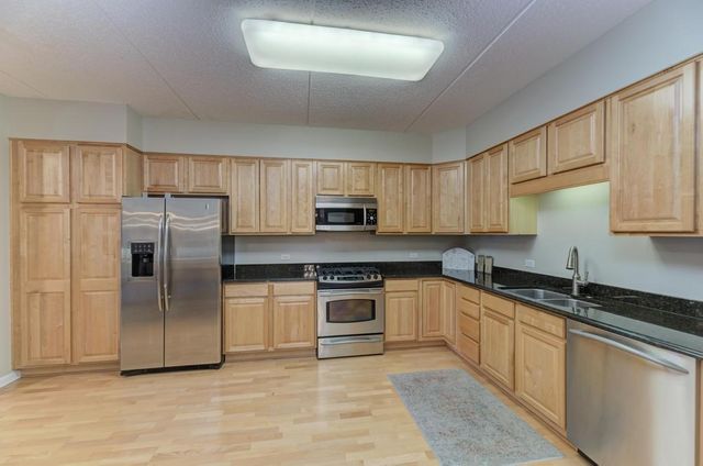 601 W Rand Road 106, Arlington Heights, IL 60004