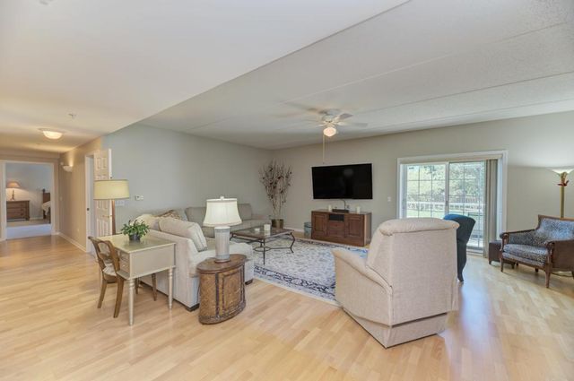 601 W Rand Road 106, Arlington Heights, IL 60004