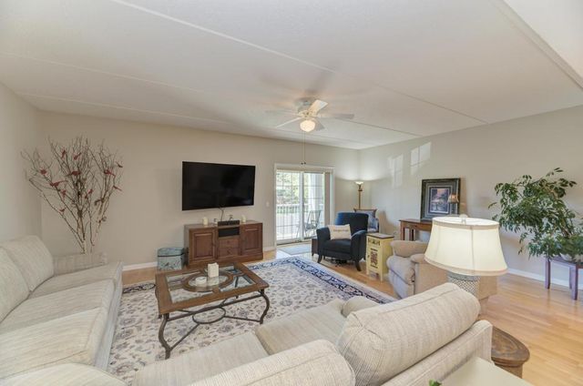 601 W Rand Road 106, Arlington Heights, IL 60004