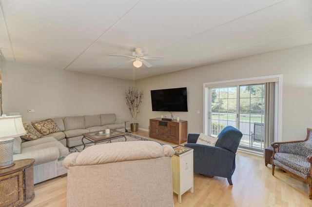 601 W Rand Road 106, Arlington Heights, IL 60004