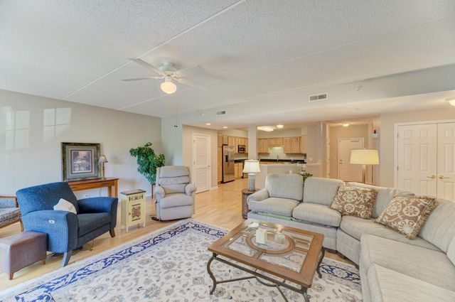 601 W Rand Road 106, Arlington Heights, IL 60004