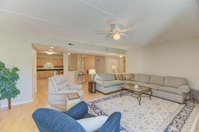 601 W Rand Road 106, Arlington Heights, IL 60004