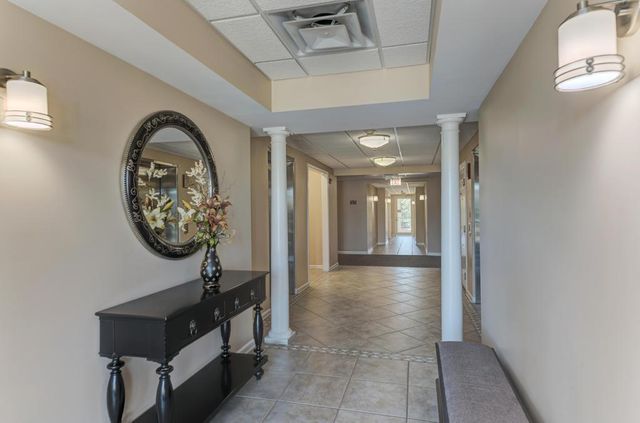 601 W Rand Road 106, Arlington Heights, IL 60004