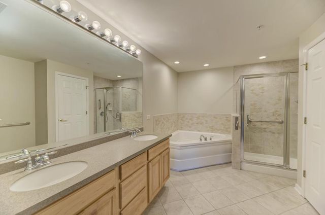 601 W Rand Road 106, Arlington Heights, IL 60004
