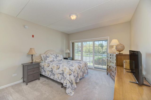 601 W Rand Road 106, Arlington Heights, IL 60004