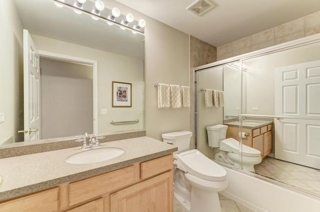 601 W Rand Road 106, Arlington Heights, IL 60004