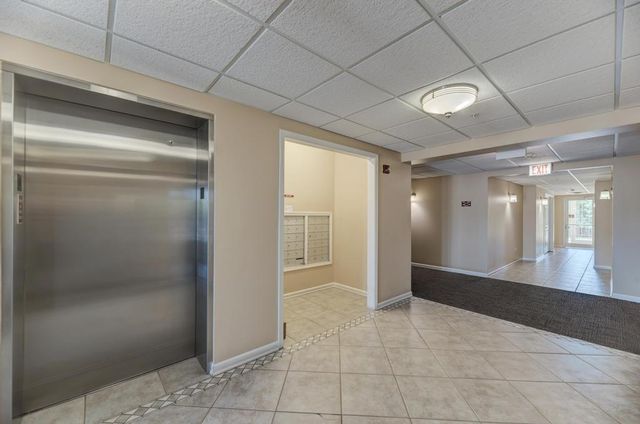 601 W Rand Road 106, Arlington Heights, IL 60004