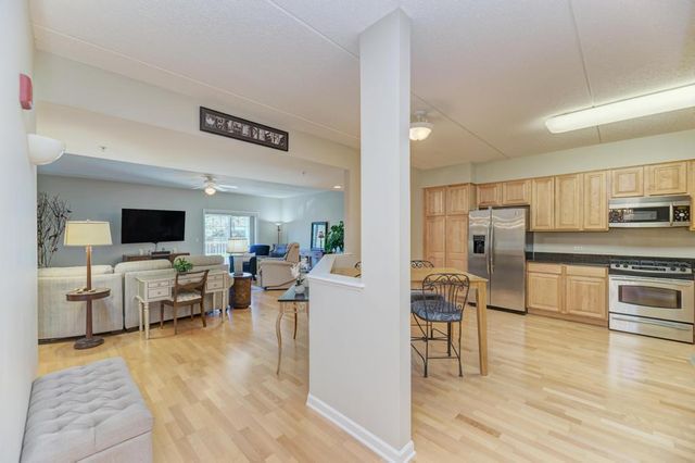 601 W Rand Road 106, Arlington Heights, IL 60004