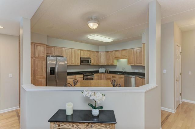 601 W Rand Road 106, Arlington Heights, IL 60004