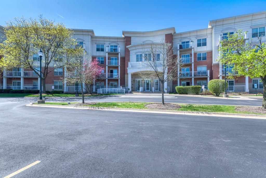 601 W Rand Road 106, Arlington Heights, IL 60004