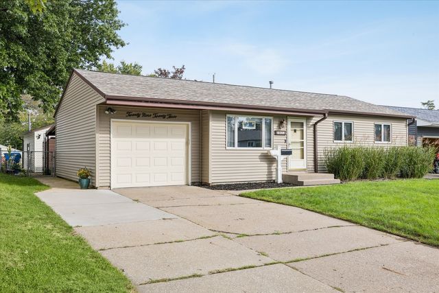 2923 Cypress Drive, Bettendorf, IA 52722