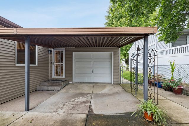 2923 Cypress Drive, Bettendorf, IA 52722
