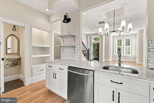 704 G ST NE, Washington, DC 20002