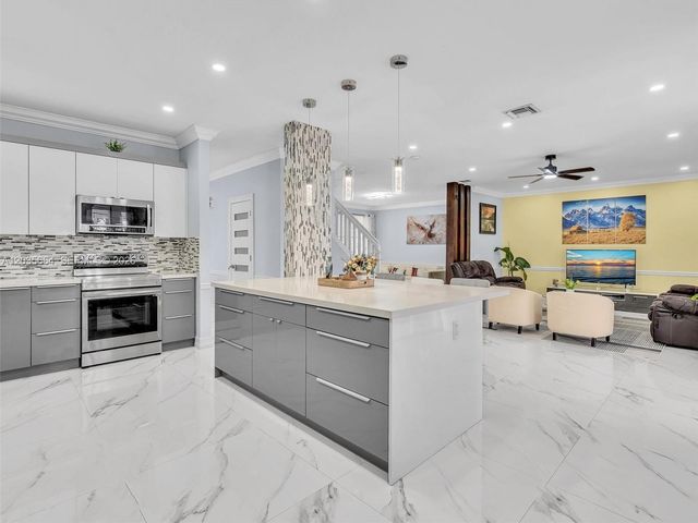 1581 Winterberry Ln, Weston, FL 33327
