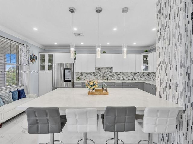 1581 Winterberry Ln, Weston, FL 33327