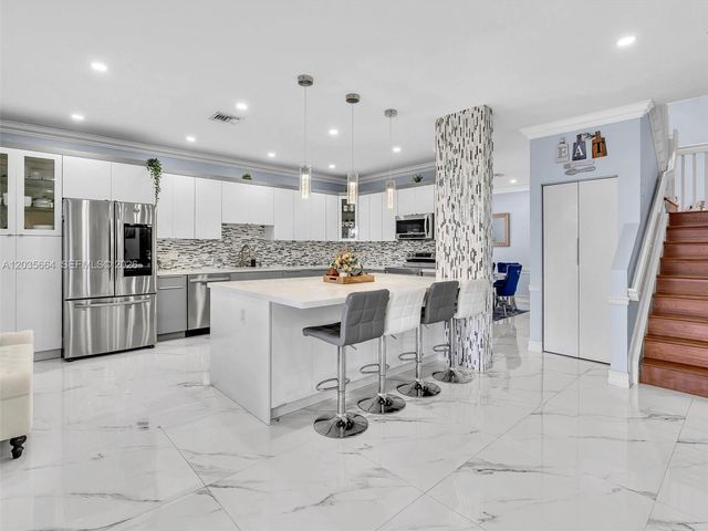 1581 Winterberry Ln, Weston, FL 33327