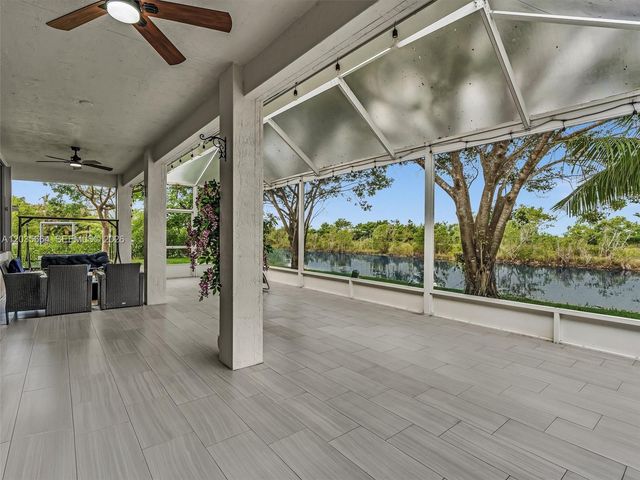 1581 Winterberry Ln, Weston, FL 33327