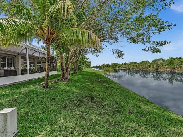 1581 Winterberry Ln, Weston, FL 33327