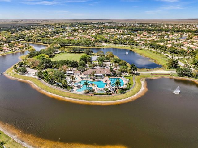 1581 Winterberry Ln, Weston, FL 33327