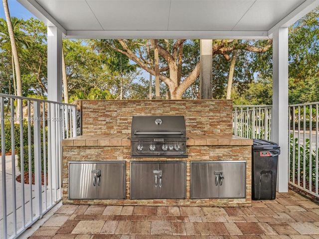 1581 Winterberry Ln, Weston, FL 33327