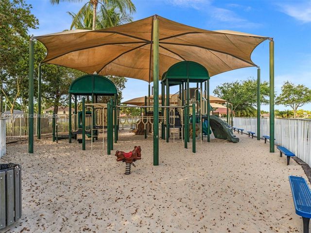 1581 Winterberry Ln, Weston, FL 33327