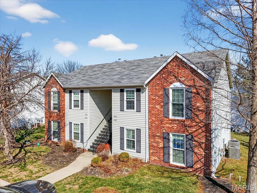 1500 Surrey Lane D, St Charles, MO 63304