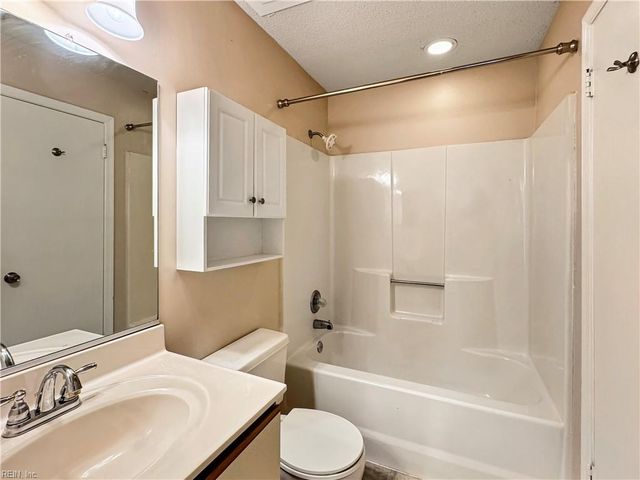 422 Lees Mill DR, Newport News, VA 23608