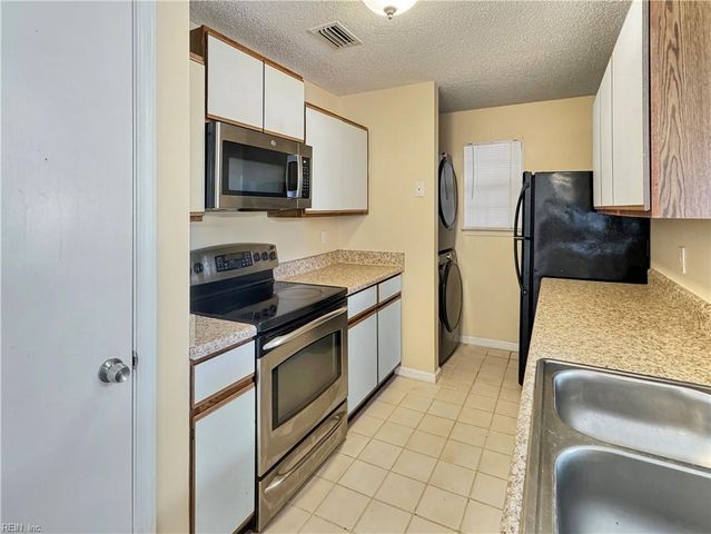 422 Lees Mill DR, Newport News, VA 23608