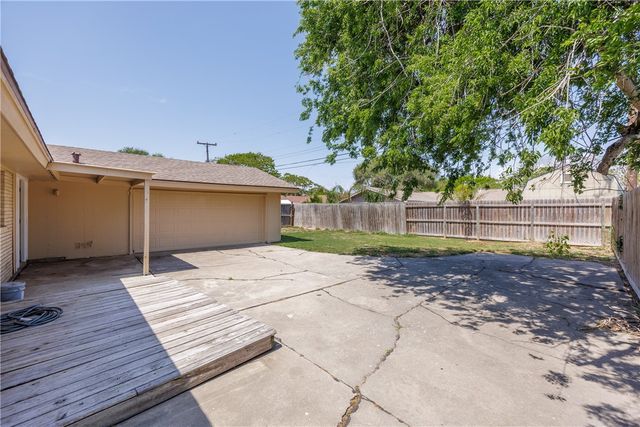 207 Blanco Dr, Portland, TX 78374