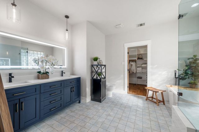 22008 Briarcliff DR, Spicewood, TX 78669