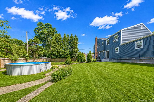 65 Avenue D, Farmingville, NY 11738