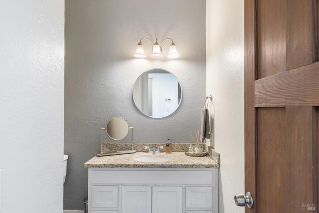 14631 Kinley Dr, Healdsburg, CA 95448