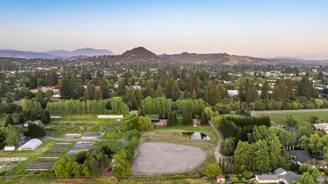 14631 Kinley Dr, Healdsburg, CA 95448