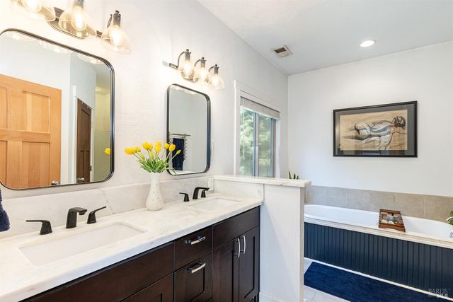 14631 Kinley Dr, Healdsburg, CA 95448