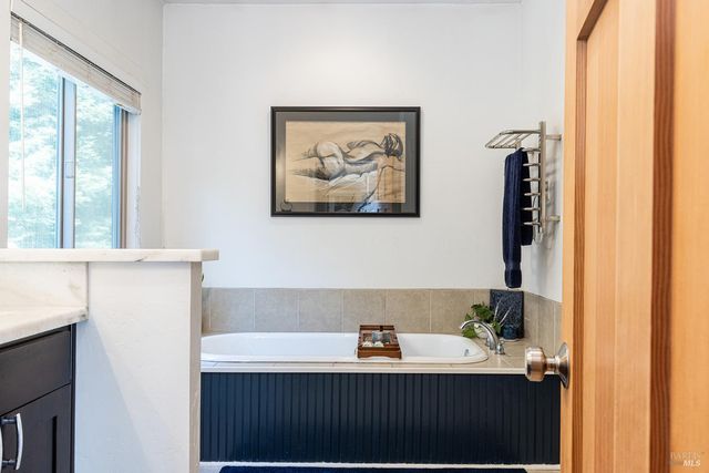 14631 Kinley Dr, Healdsburg, CA 95448