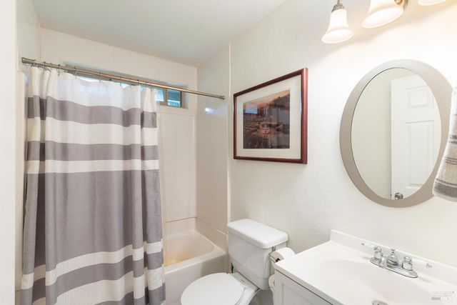 14631 Kinley Dr, Healdsburg, CA 95448