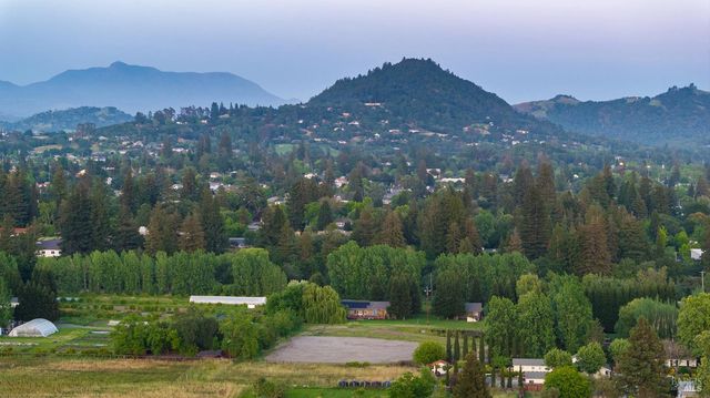 14631 Kinley Dr, Healdsburg, CA 95448