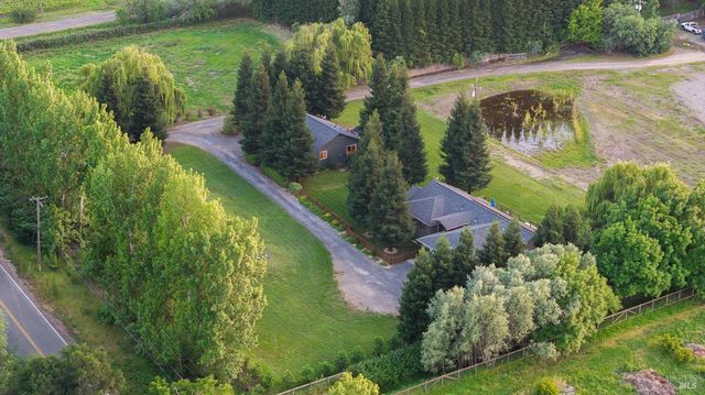 14631 Kinley Dr, Healdsburg, CA 95448