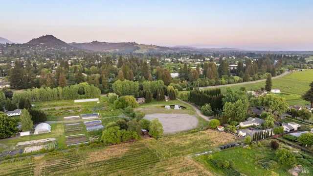 14631 Kinley Dr, Healdsburg, CA 95448