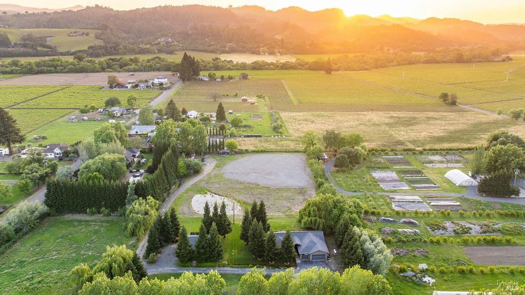 14631 Kinley Dr, Healdsburg, CA 95448