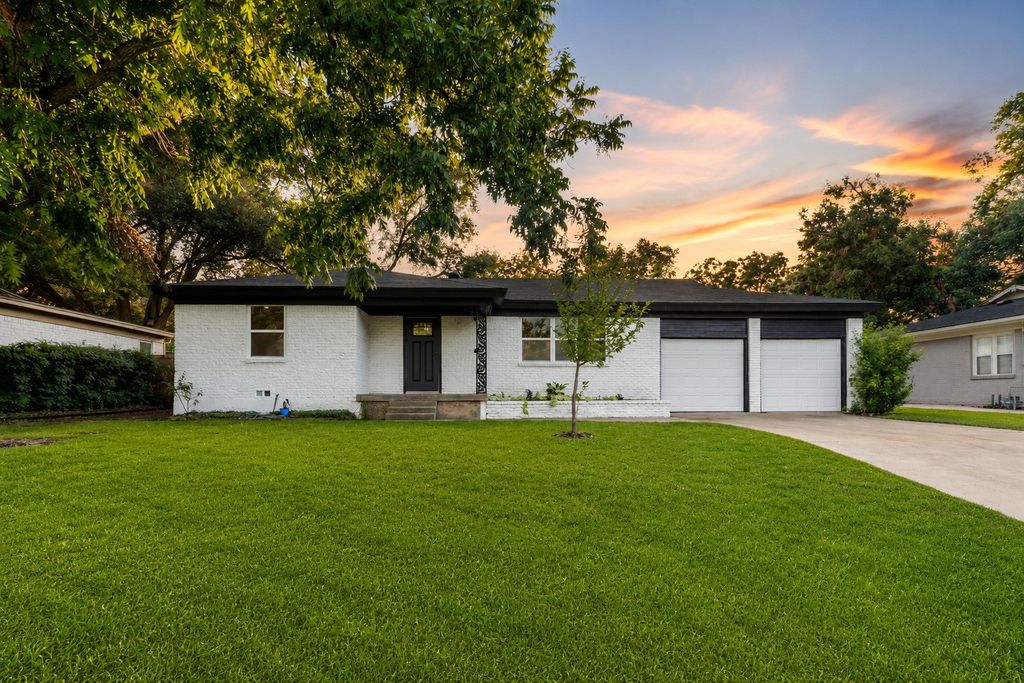 1026 Park Center Street, Benbrook, TX 76126 — exterior