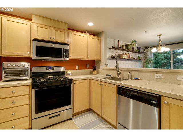 10715 Sw CANTERBURY Ln 102, Portland, OR 97224
