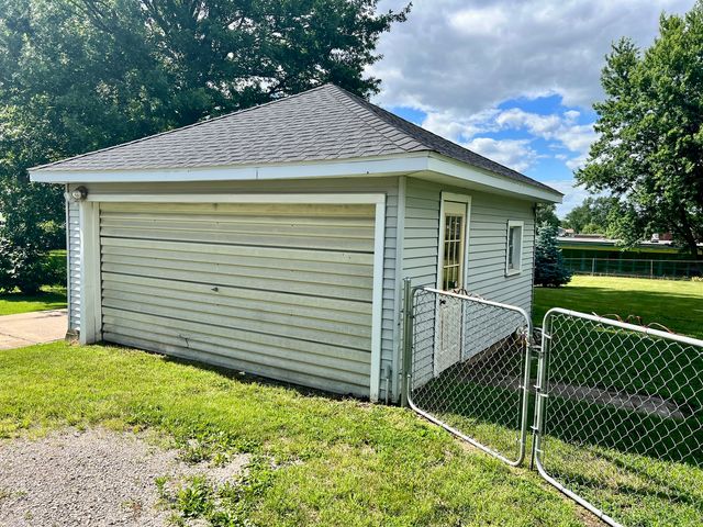 3218 Locust Street W, Davenport, IA 52084