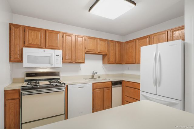 422 Somerset Drive B, Pearl River, NY 10965